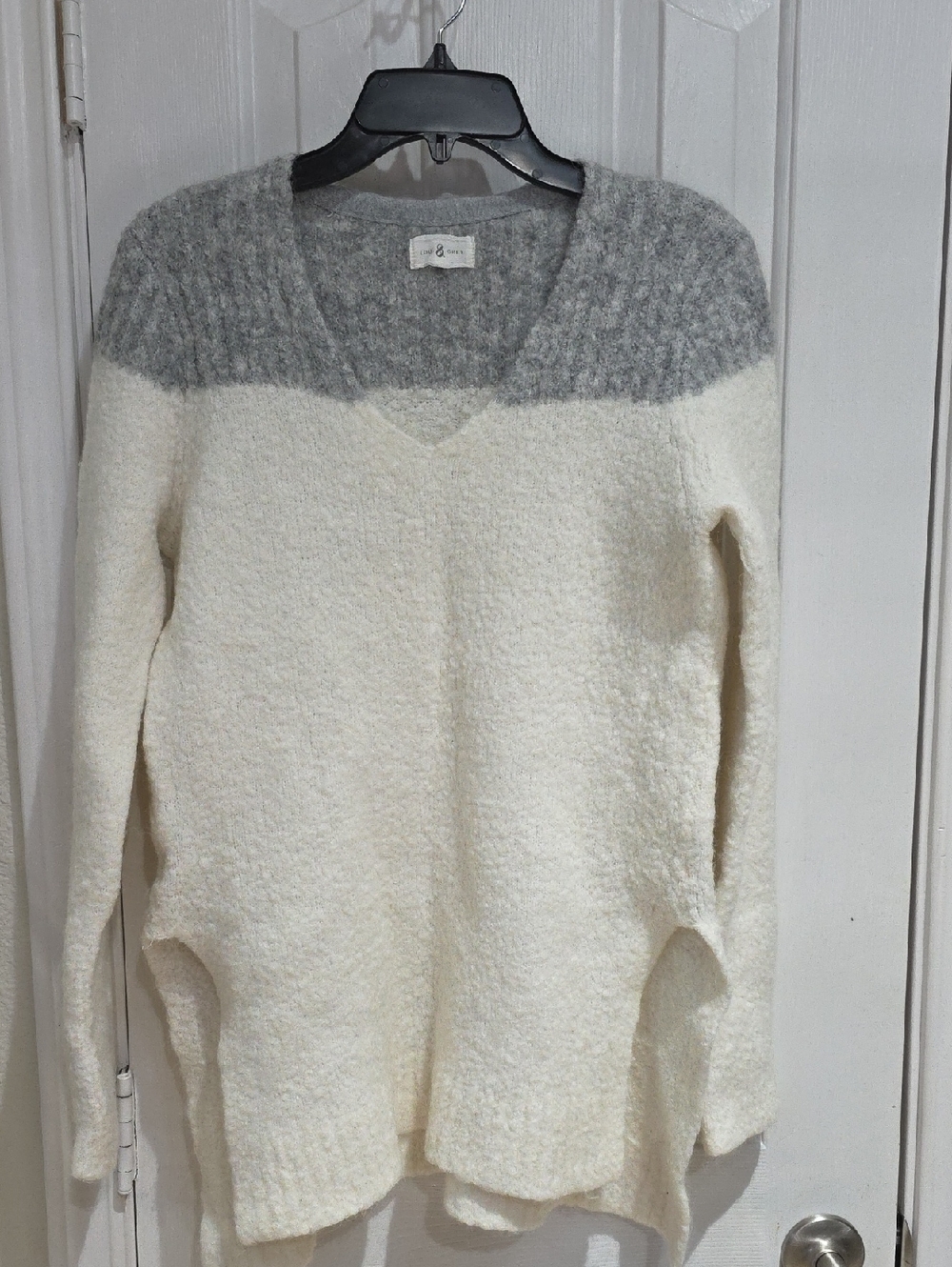 Lou & Grey Cozy Two-Tone V-Neck Women's Sweater - Cream and Light Gray Size S